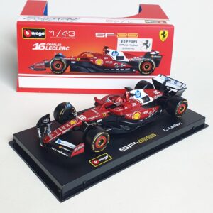 Mașina Ferrari SF25 Leclerc No.16 cu cască și display, 1:43 Bburago