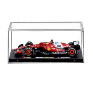 Mașina Ferrari SF25 Hamilton No.44 cu cască și display, 1:43 Bburago