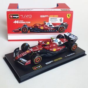 Mașina Ferrari SF25 Hamilton No.44 cu cască și display, 1:43 Bburago