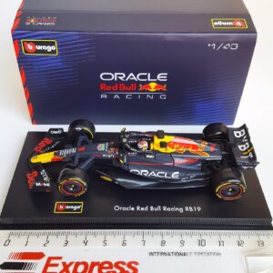 Mașina Red Bull RB19 Verstappen No.1 cu cască și display, 1:43 Bburago