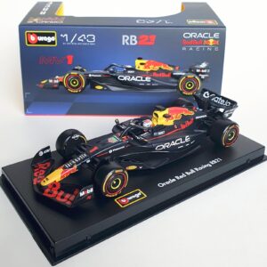 Mașina Red Bull RB21 Verstappen No.1 cu cască și display, 1:43 Bburago