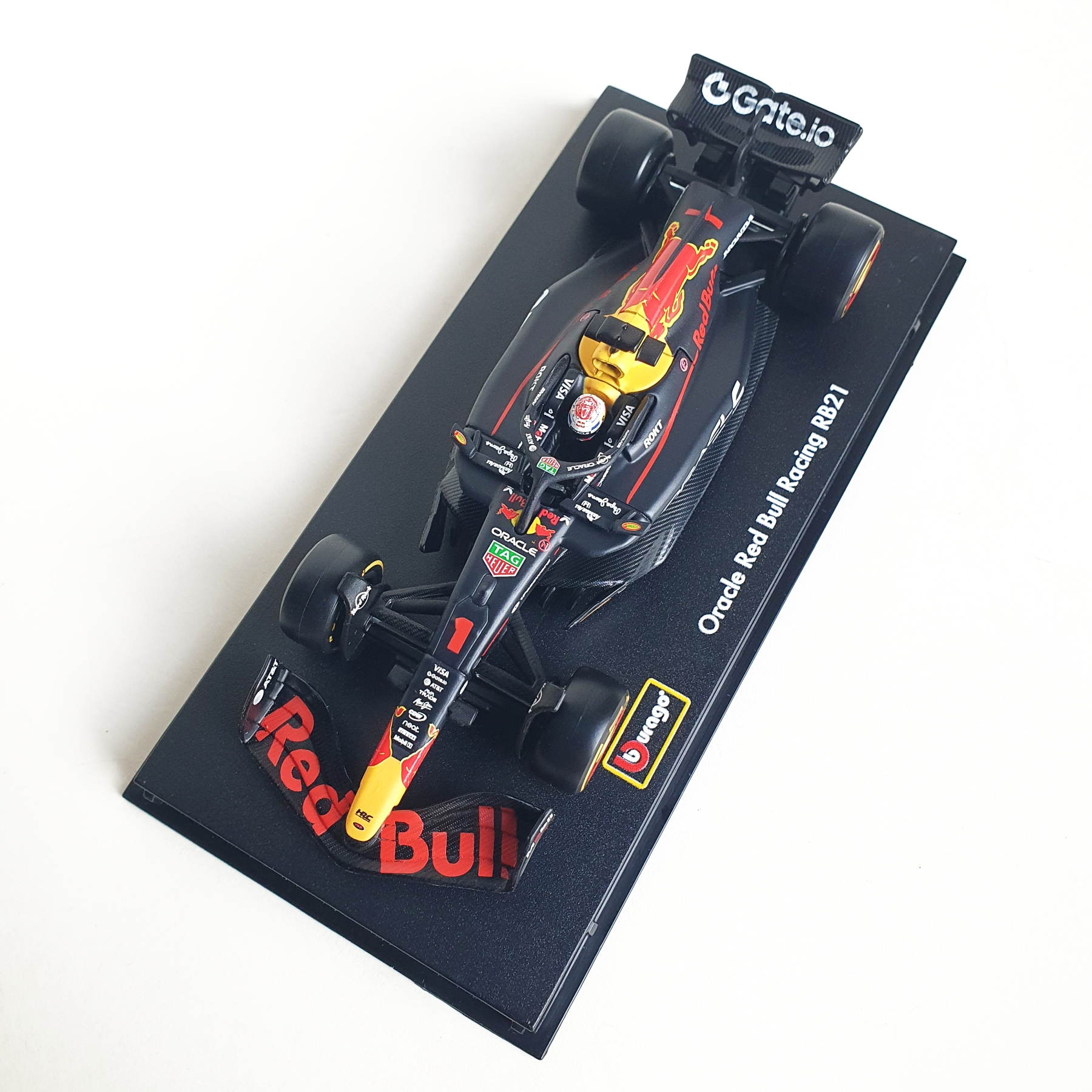 Mașina Red Bull RB21 Verstappen No.1 cu cască și display, 1:43