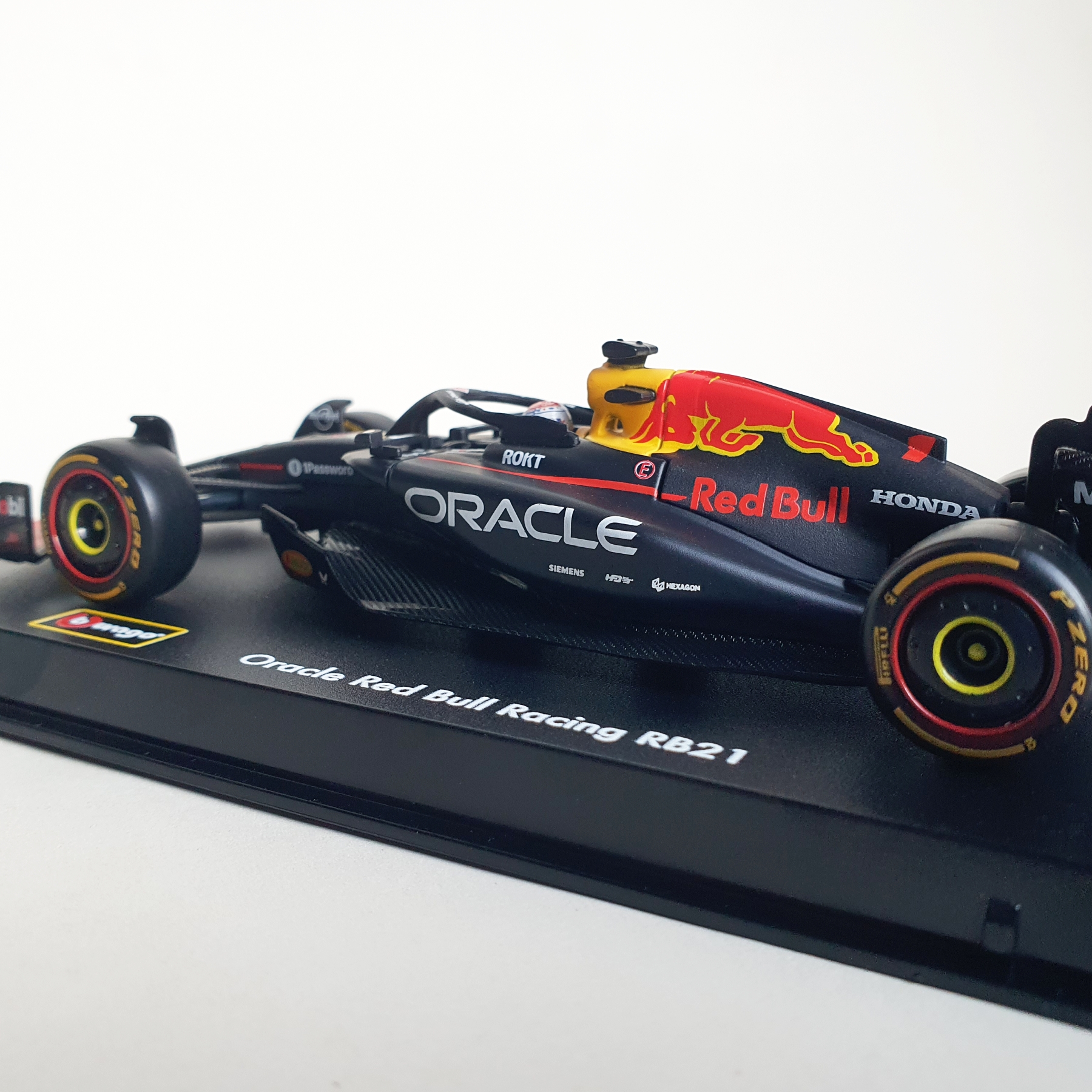 Mașina Red Bull RB21 Verstappen No.1 cu cască și display, 1:43