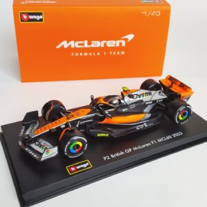 Mașina McLaren MCL60 No.4 Norris cu cască și display, 1:43 Bburago