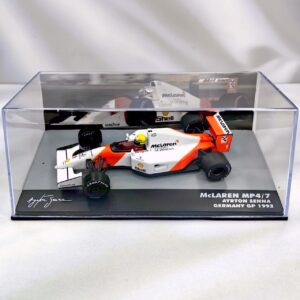 Mașina McLaren MP4/7 Senna 1992 No.1 cu cască și display, 1:43