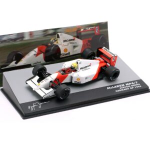 Mașina McLaren MP4/7 Senna 1992 No.1 cu cască și display, 1:43